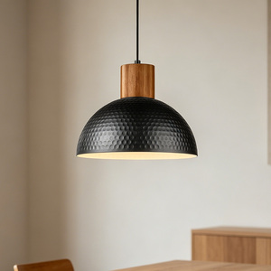 Abat-jour de lampe suspendue en métal noir martelé de 10 pouces, utilisé pour la décoration, couleur bois naturel, lampe suspendue moderne, style farmhouse - Product Image 1