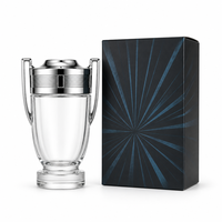 Flacon de parfum vide personnalisé en verre, design coupe-trophée 30 ml avec bouchon nervuré argenté et poignées en forme d'ailes, atomiseur rechargeable en gros