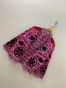 เสื้อแจ็คเก็ตบอมเบอร์กำมะหยี่สีชมพู ปักลายสัตว์ด้วยมือ แต่งลูกไม้ ระบายอากาศได้ดี เหมาะสำหรับฤดูหนาว ติดกระดุม บุด้วยใยฝ้าย สไตล์โบโฮ ผู้ผลิต OEM สำหรับส่งออก - Product Image 4