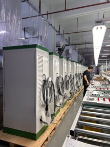 สถานีชาร์จรถยนต์ไฟฟ้าแบบเร็ว ODM OEM CCS2 Ultra 240-360kW DC  แบบสี่พอร์ต สำหรับรถบรรทุกหนัก - Product Image 4