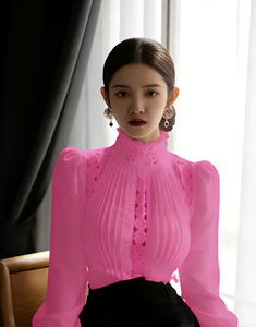 Chemisier plissé élégant à col montant et col rond avec dentelle fuchsia pour femme grande taille, manches lanternes, tenue formelle ou décontractée - Product Image 2