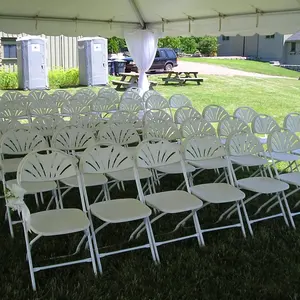Venta al por mayor apilable al aire libre de plástico blanco fanback plegable sillas de jardín para la boda