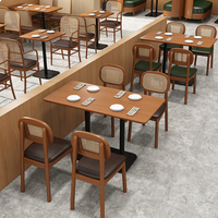Ensemble de mobilier de restaurant moderne en bois massif, personnalisable, avec chaises de salle à manger commerciales en rotin et cuir, tables et banquettes.