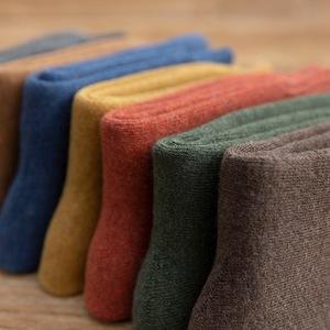 Women's Crew Socks Solid Color Polyester Thermo Sweat Absorbing Mid Calf Length Regular Casual Style - Product Image 2