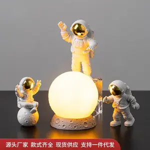 宇宙飛行士宇宙飛行士ムーンナイトライトバースデーギフトセットパーソナリティかわいい車の装飾品小さな装飾