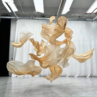 Fleurs artificielles géantes en organza de soie 3D, installation artistique faite à la main pour la décoration de la toile de fond de la cérémonie de mariage