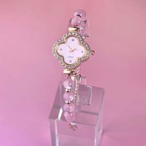 นาฬิกาควอตซ์หรูหราสำหรับผู้หญิงสร้อยข้อมือประดับรูปใบโคลเวอร์สี่<span class=keywords><strong>ใบ</strong></span>มีสไตล์พอยเตอร์แก้วแฟชั่นสปอร์ตชาร์ม - Product Image 5