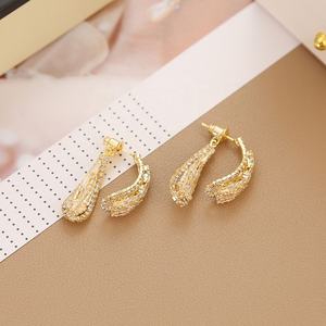 Boucles d'oreilles clous pour femmes, haut de gamme et raffinées, en cuivre avec incrustation de zircon, taille princesse, plaqué or 14 carats, design géométrique, polyvalentes et tendance - Product Image 2