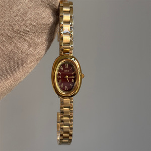 Reloj de pulsera de cuarzo con forma de lágrima única en tono dorado para mujer, con correa de acero inoxidable y esfera con números romanos. - Product Image 1