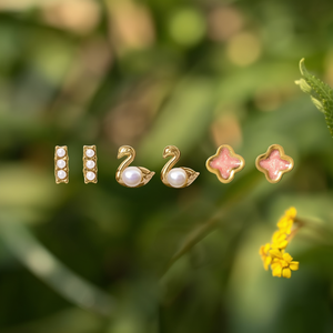 ต่างหูแฟชั่นแบบติดหู สแตนเลสสตีล 316L ชุบทอง PVD ทนทาน ดีไซน์ดอกไม้สีชมพูประดับมุกหงส์ - Product Image 3