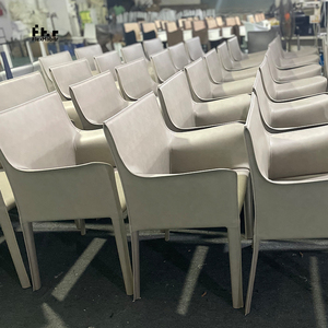 Chaise de salle à manger rembourrée gris clair personnalisable, pieds en métal mat, articles hôteliers en gros - Product Image 6
