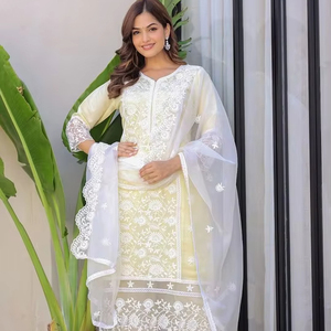 Crema Floral Bordado Regular Puro Seda Kurta Con Pantalón Con Dupatta - Product Image 1