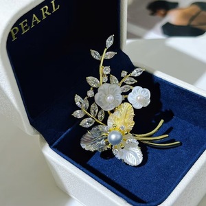 Broche de Perla de Agua de Mar con Incrustaciones de Concha, Estilo Escultura, Recomendado por TikTok y Kwai, Accesorio Chic para Suéter o Abrigo - Product Image 3