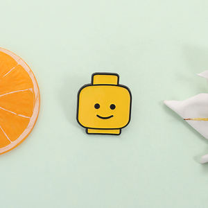 Pin Enamel wajah lucu kuning ekspresi wajah tersenyum blok bangunan bros batu bata kerah ransel lencana hadiah perhiasan grosir - Product Image 2