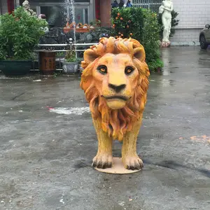Patung patung hewan ukuran hidup, patung singa serat kaca model figur untuk taman kebun binatang