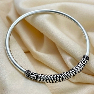Brazalete Minimalista Plateado con Detalle de Cuerda Tejida Oxidada, Brazalete Kada Moderno Hecho a Mano con Circonita de 25g para Mujer - Product Image 1