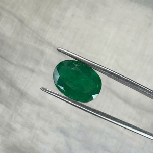 Émeraude naturelle zambienne de 4,23 carats, taille ovale, pierre précieuse non montée |   Pierre précieuse verte authentique pour la vente en gros et la personnalisation de bijoux fins - Product Image 1