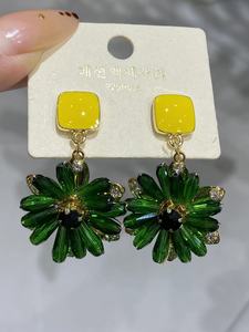 eaJwewing..Jewid Pendientes colgantes con forma de flor, chapados en oro, con cristales de imitación, para mujer, a la moda, para fiesta, AV09 - Product Image 3