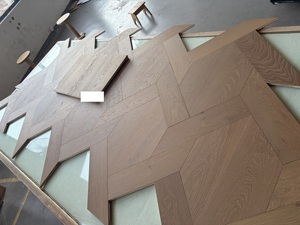 Suelo de Parqué de Roble con Diseño en Espiral |   Acabado Marrón Ahumado, Grado <span class=keywords><strong>AB</strong></span>, Lacado UV con Acabado Cepillado, Patrón Modular en Espiga/Trenzado - Product Image 2