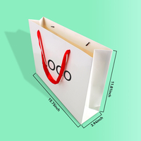 Sac en papier écologique personnalisé avec logo imprimé sur ruban blanc et rouge pour cadeaux et vente au détail