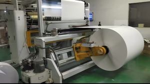 Rollo de Etiquetas Jumbo de Película BOPP Transparente Autoadhesiva Impermeable de Doble Cara, Holográfica Plateada Blanca para Agua Mineral - Product Image 6