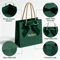Sac cadeau en papier de luxe vert foncé avec logo personnalisé, dorure à chaud et nœud en ruban pour l'emballage de bougies