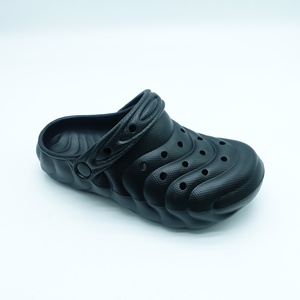 Sabots légers pour enfants Chaussures de jardin d'été antidérapantes avec semelle intérieure en EVA pour garçons et filles - Product Image 5