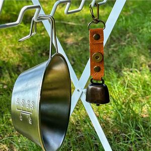 Campana de metal para camping con hebilla integrada de cuero PU, campana para ovejas y osos con función de reducción de ruido para hombres y mujeres - Product Image 3