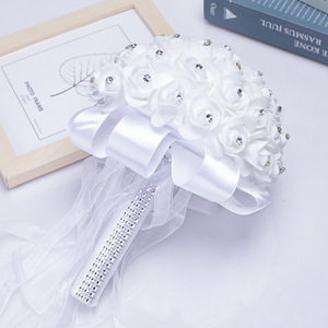 Bouquet de Mariage Romantique Blanc en Soie avec Diamants Artificiels et Roses pour la Mariée - Product Image 3