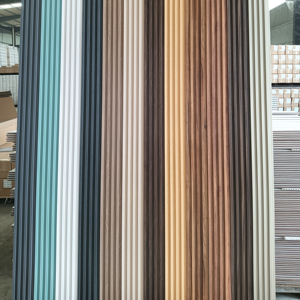 Panneau mural intérieur en <span class=keywords><strong>bois</strong></span> composite <span class=keywords><strong>bois</strong></span> composite PVC panneau mural cannelé pour décoration intérieure de la maison - Product Image 1