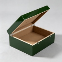 Boîte en bois finition piano vert brillant avec logo personnalisé et insert en EVA découpé pour vaisselle, assiettes, couverts – Cadeau d'entreprise, mariage, événement de luxe