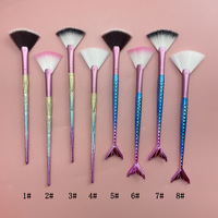 Pinceau de maquillage professionnel en forme d'éventail pour blush et highlighter, manche en plastique, type queue de poisson, pour application de masque