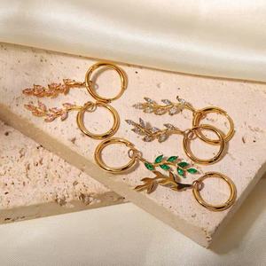 Pendientes de Lujo de Alta Calidad que no se desvanecen, con Esmeralda y Zirconia, de Acero Inoxidable y Oro de 18k, Diseño Mixto - Product Image 2