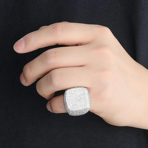 Anillo icónico de Hip Hop con diamantes de moissanita diseñados para ofrecer la máxima brillantez y un aspecto lujoso de ropa informal - Product Image 2