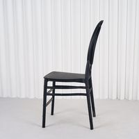Chaise élégante en plastique avec dossier médaillon, structure robuste et protection UV pour location de cérémonies de mariage en extérieur