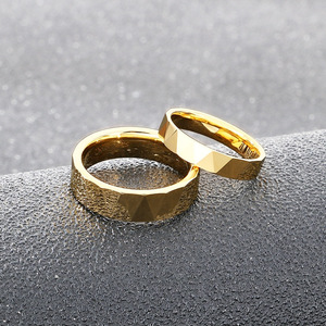 Juego de Anillos de Pareja con Corte en V Personalizado, Carburo de Tungsteno Premium, Anillos a Juego para Él y para Ella, Alto Pulido y Chapado al Vacío - Product Image 4