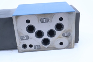 Vannes directionnelles hydrauliques 4WRPE 10 E1-50SJ-2X/G24KOA1M pour véhicules de manutention 4WRP-10-EE30S-1X/G24Z4 - Product Image 6