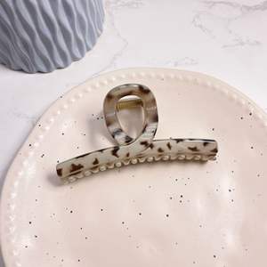 Grandes pinces à cheveux à un mot Accessoires de cheveux simples et élégants polyvalents Tête arrière en plastique colorée de style requin - Product Image 4