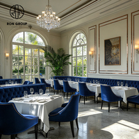 Ensemble de restaurant royal français : banquette capitonnée en velours bleu, table en pierre et chaises pour hôtel, café, mobilier