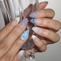 Ongles à presser en acrylique transparent bleu sel de mer, motif coquillage 3D, petites conques perlées, décor ondulations aquatiques peintes à la main, forme amande, pour l'été