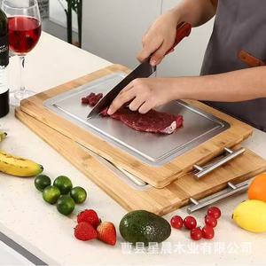 Planche à découper double face en bambou avec insert en acier inoxydable pour usage en cuisine - Product Image 1