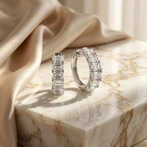 Boucles d'oreilles Huggies à motif diamant festonné - Or 9k, 14k, 18k - Product Image 1