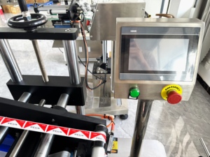 Machines d'étiquetage auto-adhésives supérieures et inférieures de pastilles de <span class=keywords><strong>gorge</strong></span> de bouteille carrée - Product Image 3