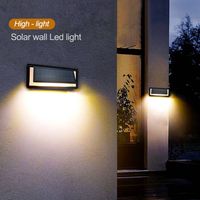 Lumière murale solaire LED DC en alliage d'aluminium 800 lumens IP65 avec capteur de lumière multicolore pour la décoration