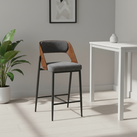 Chaise de bar au design moderne et élégant en bois courbé avec structure métallique stable et coussin confortable pour une utilisation à domicile