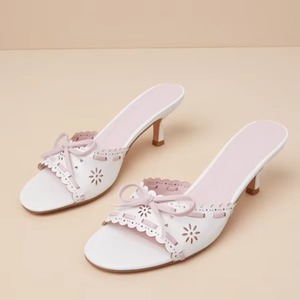 Mules à talons pour femmes de haute qualité, sandales à talons ouvertes à bout rond, à enfiler, avec découpes florales et un détail nœud adorable - Product Image 2