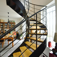 Escalier extérieur robuste à marches courbes, design résistant aux intempéries pour accès au patio extérieur