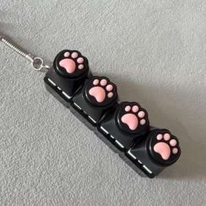 Porte-clés anti-stress en plastique souple à quatre boutons en forme de patte de chat, pendentif de décompression, manuel pour fournitures d'entraînement des animaux de compagnie - Product Image 1