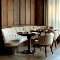 Meubles de salle à manger de café Cabine de canapé en cuir beige, table de restaurant ronde en bois foncé et ensemble de chaises beiges assorties pour café