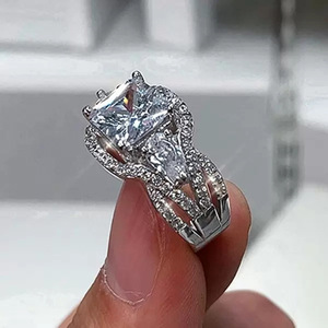Anello di Fidanzamento con Zircone Taglio Principessa per Donne, Elegante Gioiello da Dito alla Moda - Product Image 2